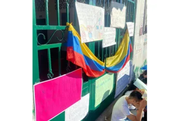 Padres protestaron en la entrada del colegio San Pablo, de Victoria, con el objetivo de exigir un docente permanente para los estudiantes del preescolar 01.