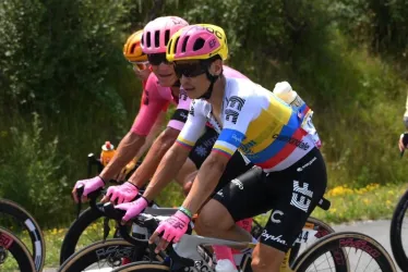 Esteban Chaves corrió el Tour de Francia con la camiseta que lo identifica como campeón de Colombia.