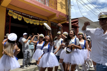 La promoción 2023 de la I.E San Pablo participó con su comparsa el sábado representando marineros.