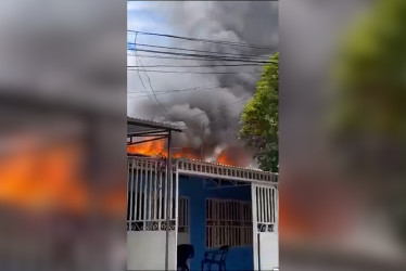 El fuego se originó en la tarde de este jueves en el barrio Las Margaritas del puerto caldense.