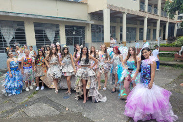 Las estudiantes lucieron trajes creados con materiales reciclables diseñados por sus compañeros.