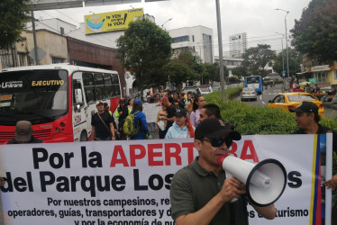 En la mañana de este viernes los manifestantes marcharon por un carril de la avenida Santander.