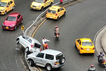 El accidente ocurrió en la curva ubicada antes de llegar al intercambiador vial de La Fuente, a un costado del barrio El Paraíso de la capital caldense.