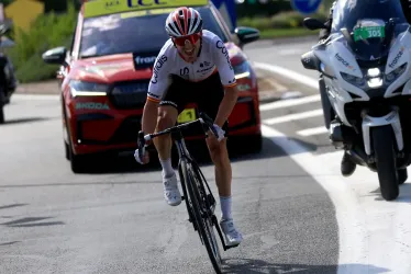 El ciclista español Ion Izagirre del equipo Cofidis en camino a ganar la 12.ª etapa del Tour de Francia 2023, una carrera de 168,8 km desde Roanne hasta Belleville-en-Beaujolais.