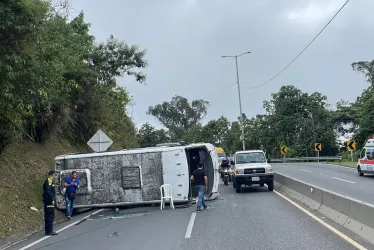Una buseta se volcó en la doble calzada Manizales-Chinchiná, sin lesionados 
