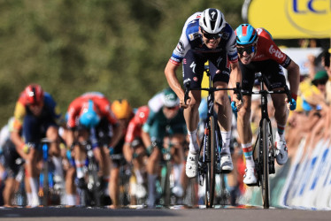 El ciclista danés Kasper Asgreen (i) del equipo Soudal-Quick Step gana la etapa 18 del Tour de Francia 2023, una carrera de 185 km desde Moutiers hasta Bourg-en-Bresse.