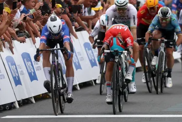 El ciclista belga Jasper Philipsen (izquierda) del equipo Alpecin-Deceuninck vence al australiano Caleb Ewan (derecha) del equipo Lotto Dstny para ganar la cuarta etapa del Tour de Francia 2023, una carrera de 181,8 km de Dax a Nogaro, Francia.