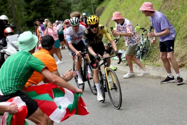 El ciclista danés Jonas Vingegaard (d) del equipo Jumbo-Visma y el ciclista esloveno Tadej Pogacar (i) del equipo UAE Team Emirates en el ascenso final a la meta durante la sexta etapa del Tour de Francia 2023, una carrera de 144,9 km desde Tarbes a Cauterets-Cambasque.