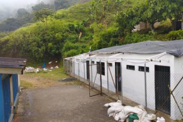 Las obras en la escuela de la vereda La Tolda, zona rural de Anserma, están suspendidas. Comunidad exige que la reactivación sea pronta.