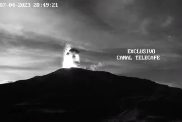 Así se ve incandescencia asociada a emisión de ceniza del volcán Nevado del Ruiz