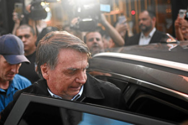 Foto | EFE | LA PATRIA  Jair Bolsonaro, expresidente de Brasil, recibió un homenaje del Legislativo de Goiania.