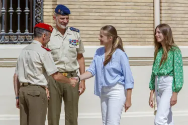 La princesa Leonor (c) junto al rey Felipe VI (2i), su hermana la infanta Sofía (d) y el director general de la Academia General Militar, Manuel Pérez López (i), en su ingreso en la Academia militar en Zaragoza, este jueves.