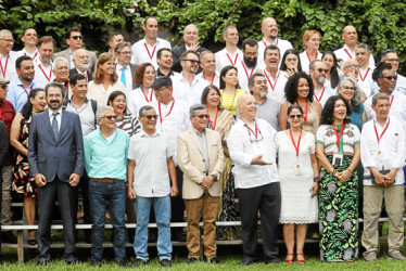 Las delegaciones del Eln y el Gobierno posan durante el inicio del cuarto ciclo de negociaciones en Caracas (Venezuela).