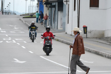 Según expertos, un punto crítico para los adultos mayores está a la hora de cruzar las calles, pues los semáforos de la ciudad no están diseñados para el tiempo de cruce de una persona mayor de 60 años.