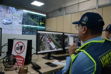 Hugo Gallego Uribe, coordinador de los agentes de tránsito, atento a la movilidad en Manizales. En este caso revisa las cámaras de la Avenida Santander en hora pico.
