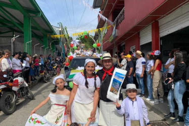 Carlos Andrés Hernández, Leidy Johana Gómez, María Ángel Hernández Gómez y Santiago Quintero Hernández, en el desfile de comparsas que tuvo la participación de las colonias de San Daniel en diversas ciudades y también la participación de representantes de las veredas. Esta familia representó a la vereda Chaquiral.