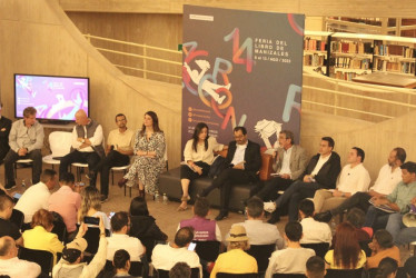 En el Óculo del Centro Cultural Universitario Rogelio Salmona se realizó el primer foro cultural con los aspirantes a la Alcaldía de Manizales durante la Feria del LIbro. 