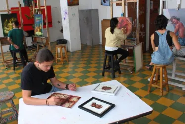 Estudiantes del pregrado en Artes Plásticas de la Universidad de Caldas realizan diferentes pinturas en cada uno de los tres talleres que ven durante sus estudios.