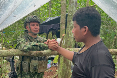 Manuel Ranoque (derecha) participó junto al grupo de indígenas y militares que buscaron a los niños en la selva del Yarí.