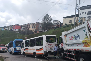 Una buseta de la empresa Socobuses, un colectivo de Gran Caldas y un camión de Emas se chocaron y dejaron a cinco personas lesionadas.