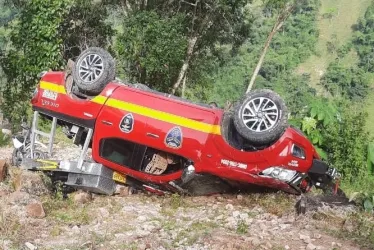 Camioneta de Bomberos de Samaná volcada cuando se dirigía a atender una emergencia. 