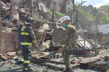 Miembros de Bomberos y del Ejército Nacional llegaron hasta el lugar del incendio para socorrer a los damnificados.