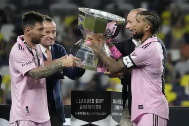 El delantero de Inter Miami CF Lionel Messi (i) y el defensor DeAndre Yedlin (d) reciben el trofeo de su equipo después de vencer a Nashville SC en la final de la Copa de las Ligas 2023 en Geodis Park en Nashville, Tennessee, EE. UU.