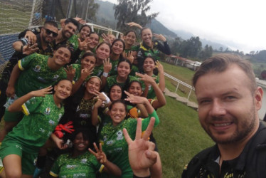 El equipo de la Selección Caldas que ganó su primer partido en el Zonal Nacional Sub-17 de Fútbol Femenino que se disputa en Pereira.