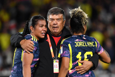El técnico de la Selección Colombia Femenina, Nelson Abadía, consuela a Daniela Arias y a Jorelyn Carabalí, después de perder 2-1 con Inglaterra en el Mundial de Australia y Nueva Zelanda. La Selección quedó eliminada, llegó hasta cuartos, pero hizo su mejor presentación en tres participaciones.