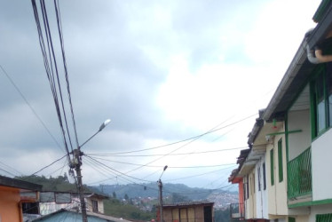 Fotos | Cortesía | LA PATRIA  Retiraron cables, que no funcionaban, de los postes del barrio Galán en Manizales.