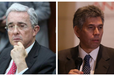 Álvaro Uribe (izquierda) acusó de narcotraficante a Daniel Coronell en el 2017.