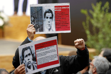 Foto | EFE | LA PATRIA  Familiares de detenidos desaparecidos levantan pancartas con sus imágenes en el palacio de La Moneda en Santiago de Chile.