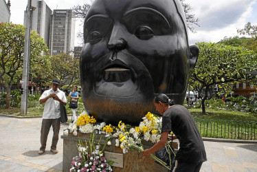 En Medellín siguen expresando su amor por el pintor y escultor Fernando Botero, su hijo más ilustre, al que homenajean con flores que son ubicadas en sus famosas esculturas.