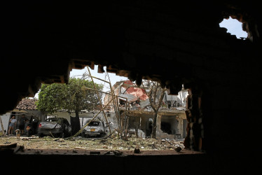 Foto | EFE | LA PATRIA  Cinco civiles heridos, cinco casas destruidas y tres vehículos afectados es el saldo del ataque terrorista en el corregimiento Potrerito de Jamundí (Valle del Cauca).