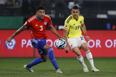Guillermo Maripán (izquierda), de Chile, disputa el balón con Rafael Santos Borré de Colombia.
