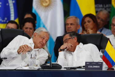 El presidente de México, Andrés Manuel López Obrador, ayer con su homólogo de Colombia, Gustavo Petro, durante la Conferencia Latinoamericana y del Caribe sobre Drogas, en Cali.