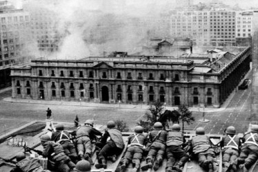 El asalto del Palacio de la Moneda por las Fuerzas Armadas de Chile durante el golpe de Estado del 11 de septiembre de 1973.