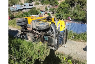 El conductor del vehículo perdió el control y se volcó en el sector de Guayabito. Los bomberos atendieron el accidente.