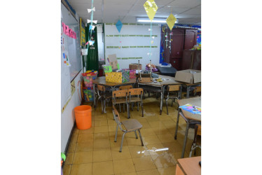 Tres aulas del colegio Estambul se encuentran afectadas por filtración de agua.