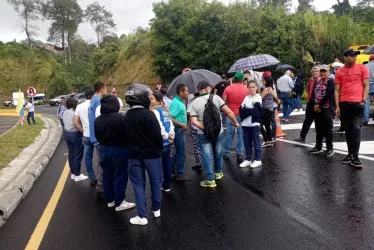 Delegados de la veeduría de Autopistas del Café, habitantes de Santa Rosa y Chinchiná, y estudiantes del colegio Eduardo Gómez Arrubla bloquen la vía entre Pereira y Manizales. 