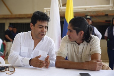 El alto comisionado para la paz en Colombia, Danilo Rueda, habla con Andrey Avendaño, delegado por el Estado Mayor Central de las disidencias de las Farc, hoy, en Suárez (Cauca).
