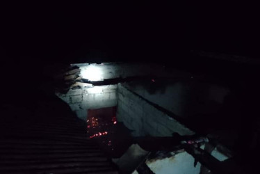 Cuando los bomberos pudieron controlar el fuego, la vivienda afectada ya estaba totalmente consumida.