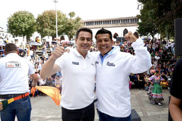 Jorge Eduardo Rojas junto con Diego Fernando Espinosa durante el evento que realizaron ayer en el Parque Ernesto Gutiérrez para hacer oficial su alianza en esta contienda electoral que se disputará el próximo 29 de octubre.