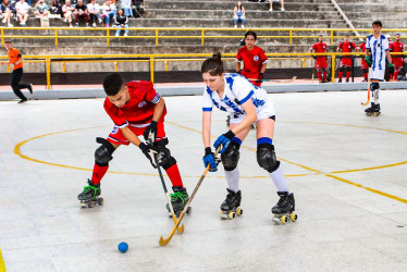 FCM Rolling (azul y blanco), de Caldas, en la final del Nacional Interclubes de Hockey contra Súper Patín, de Antioquia. 