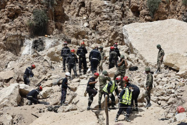 Grupo de rescatistas, en labores de búsqueda de sobrevivientes en la aldea de Imi N'Tala, en Marruecos. 