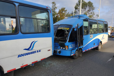  Las busetas que chocaron en el sector del Batallón Ayacucho.