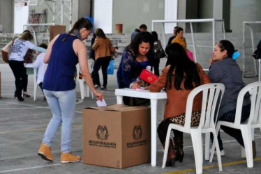 Los jurados de votación son ciudadanos que atienden a los sufragantes el día de las elecciones, realizan el preconteo de votos y registran los resultados en los respectivos formularios electorales.