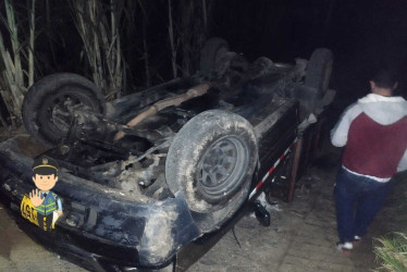 Según las autoridades, 15 personas resultaron lesionadas al volcarse una camioneta de estacas en la vereda El Bosque de Samaná (Caldas), que regresaba de acompañar la caravana de un candidato a la Alcaldía del municipio.