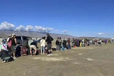 Gente saliendo del Burning Man en Black Rock City, Nevada (Estados Unidos).