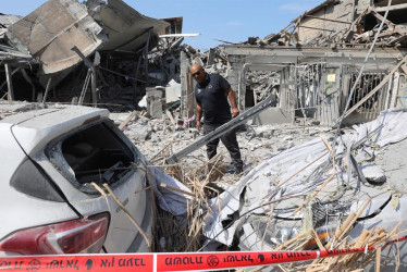 La policía acordona un edificio destruido por los cohetes de Hamas en Tel Aviv, Israel este domingo. Al menos 300 personas han muerto en Israel luego de que el movimiento islamista Hamás atacara por sorpresa con cohetes e incursiones por tierra al Estado judío, que ha respondido con una fuerte ofensiva por aire que deja 313 muertos palestinos en Gaza.